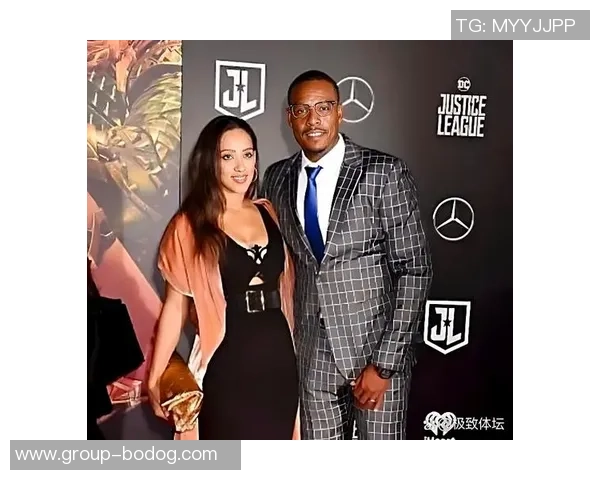 女主持与皮尔斯默契配合皮尔斯直言不想与他人合作播客