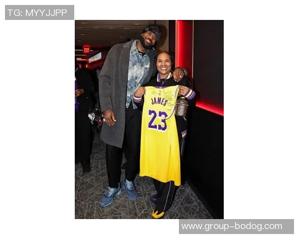 詹姆斯热情祝贺阿贾再次夺冠期待大妹子将荣耀带回家