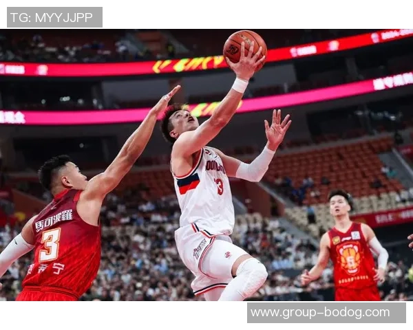 郭艾伦次节末表现出色助力球队追分半场贡献6分2助展现全面能力