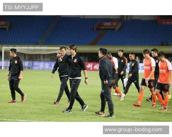 福克斯第三节火力全开7投6中狂砍16分上半场表现平平仅得4分 福克斯第三节火力全开7投6中狂砍16分上半场表现平平仅得4分